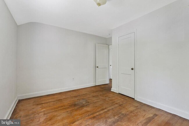 Building Photo - 921 Langley Dr