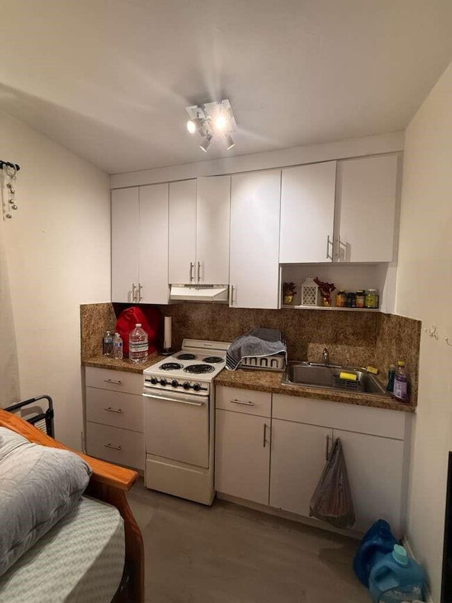 Building Photo - 126 SE 10th St