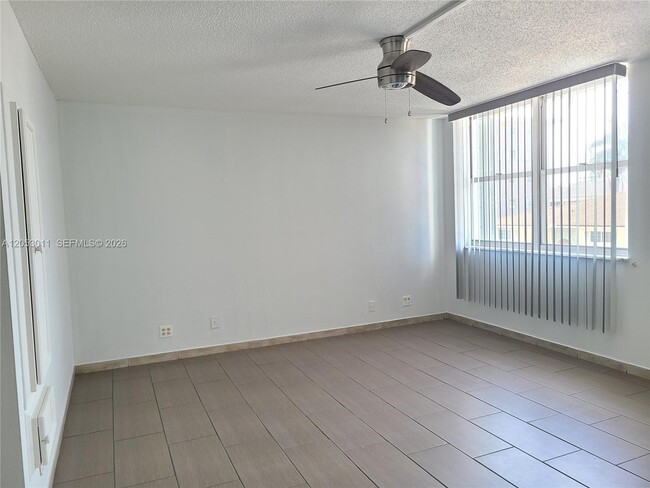 Building Photo - 2881 NE 33rd Ct