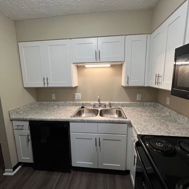 Building Photo - Spacious One Bedroom Apartment with Walk in Closet!