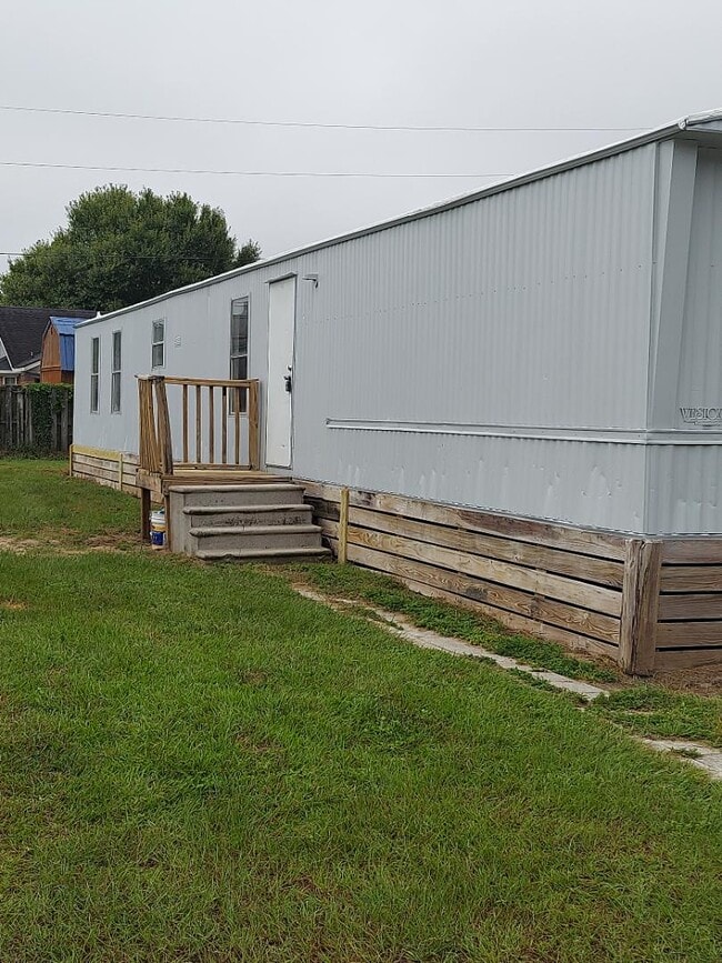 Building Photo - 675 Airport Rd