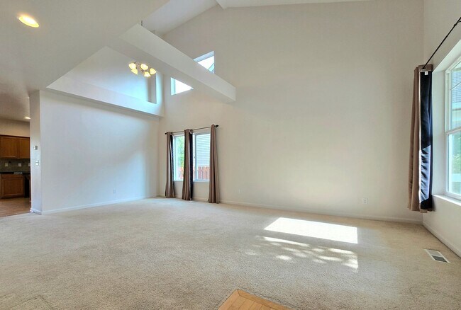 Building Photo - Charming Single Family 4 Bed/2.5 Bath Home...