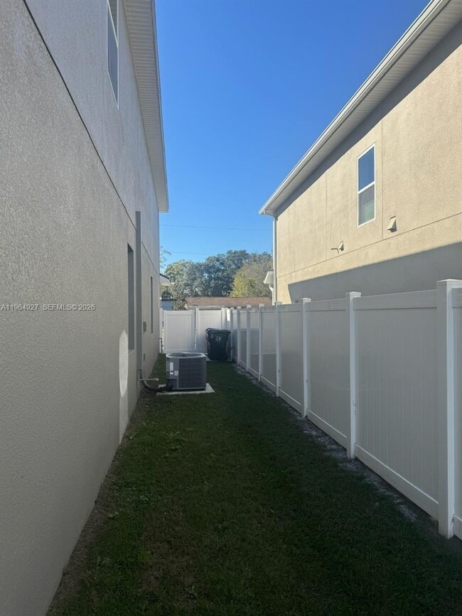 Building Photo - 649 N Lincoln St