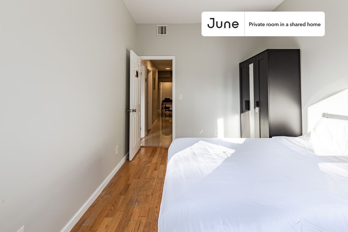 Building Photo - Private bedroom in 4 bed/2 bath Home