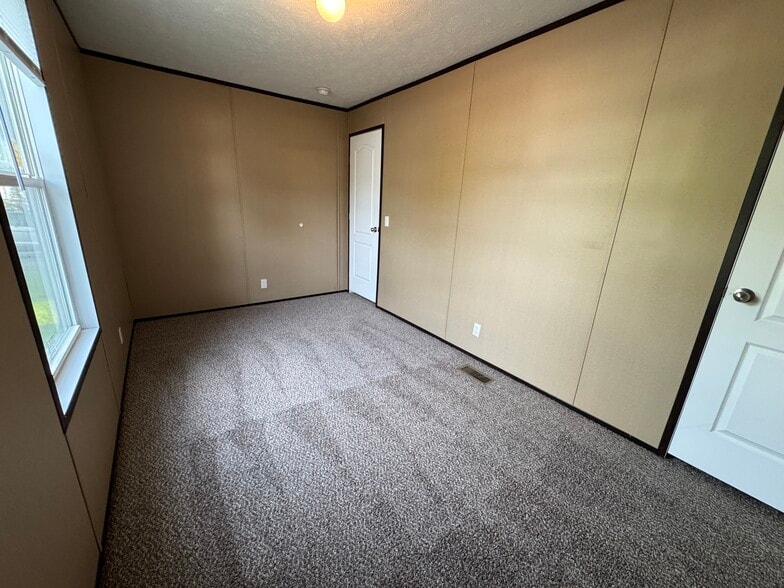 Building Photo - 48580 Pineview Dr