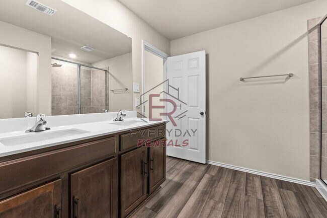 Building Photo - Beautiful 3 bedroom 2 bathroom home