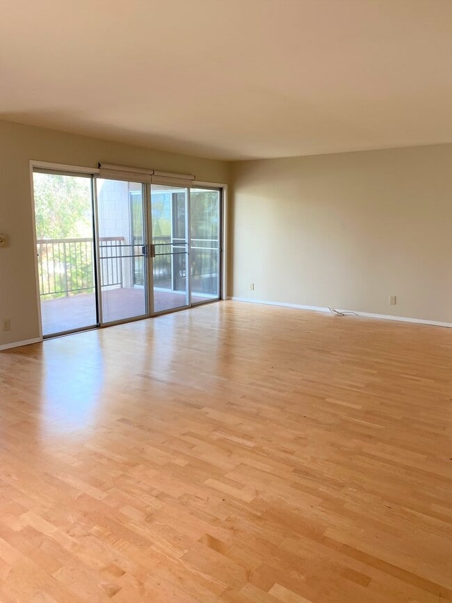 Building Photo - Rarely Available Haleloa II - 3/2/2