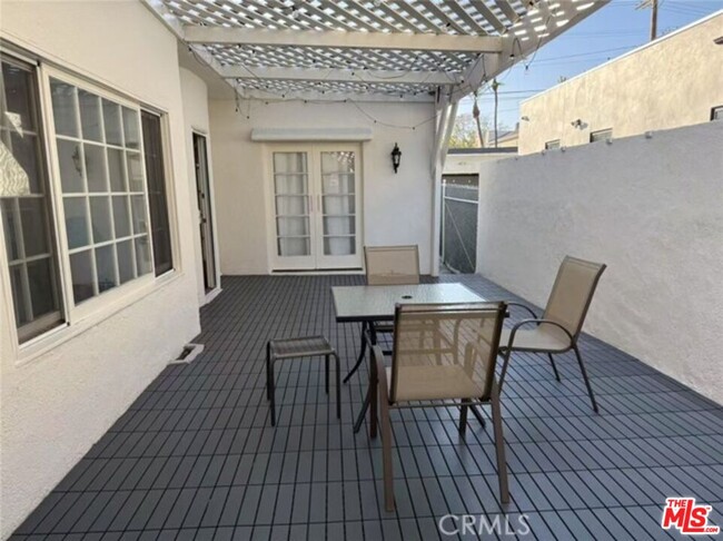 Building Photo - 113 N Doheny Dr