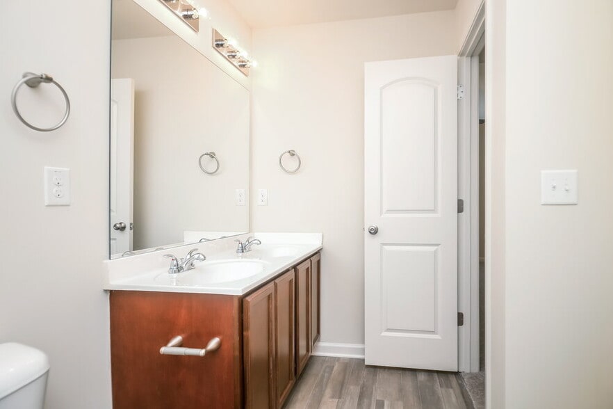 Building Photo - 302 Freeman Cir