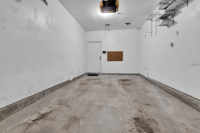 Building Photo - $2,100 - 2 Bed, 2 Bath Updated Townhome in...