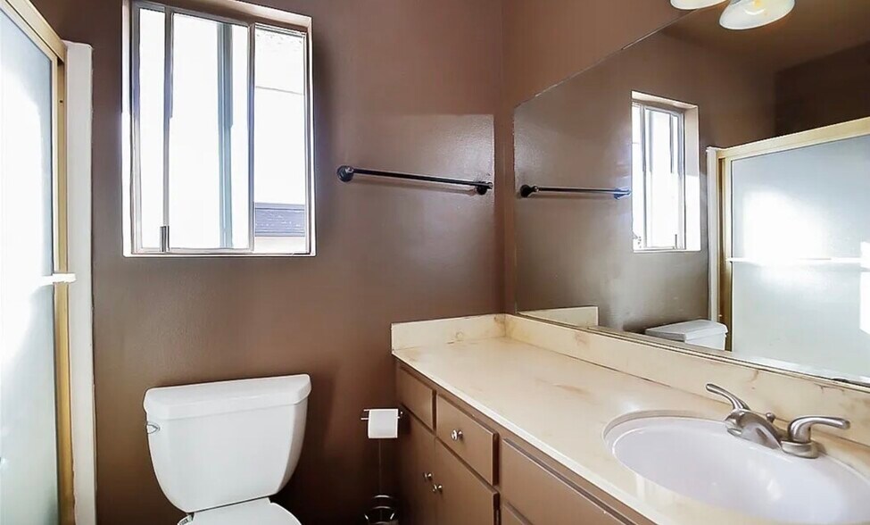 Building Photo - 2121 E Grand Ave