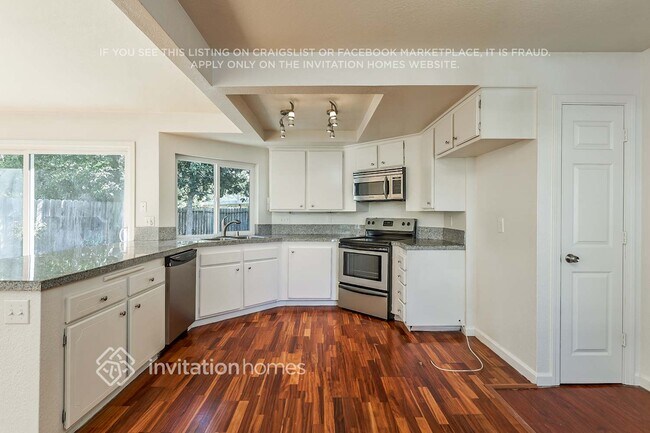 Building Photo - 413 Royal Oaks Dr
