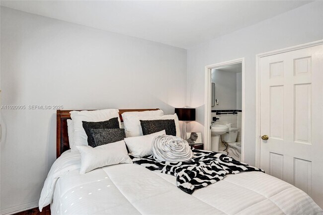 Building Photo - 940 Hollywood Blvd