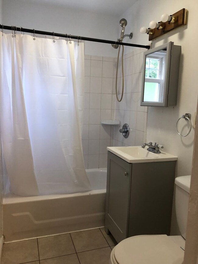 Building Photo - Cozy 2 Bedroom Semi-Attached Home on Quiet...