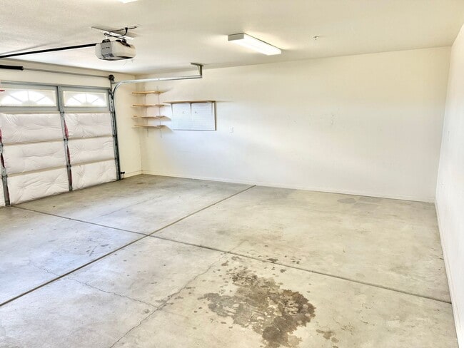 Building Photo - Huge 3 bed 2 bath Home In Storey Park Neig...