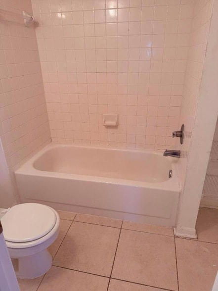 Building Photo - 1040 Lake Shore Dr