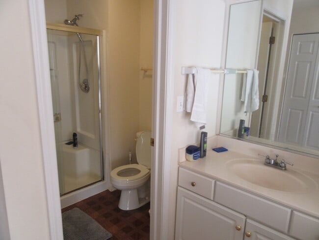 Building Photo - 440 E Thornhill Ln