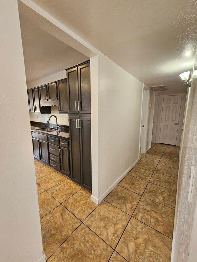 Building Photo - Scottsdale - 5 bedroom, 3 bath - Remodeled...