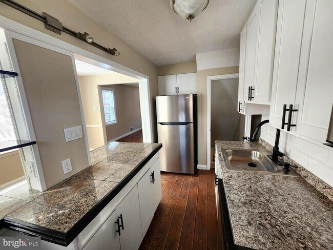 Building Photo - 1925 Ewald Ave