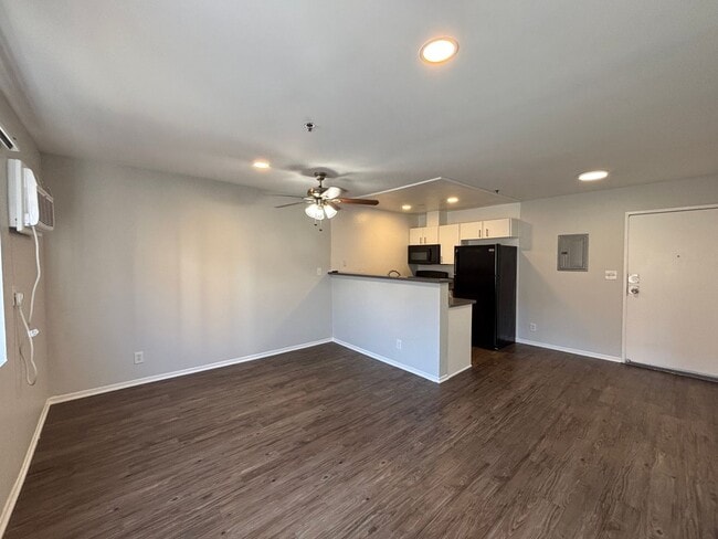 Interior Photo - 700 S. Berendo Ave