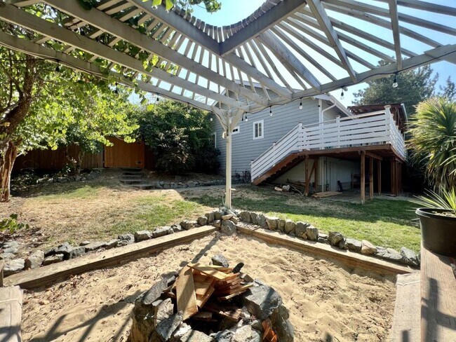 Building Photo - 1062 Thelma Way