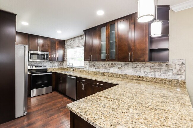Building Photo - 10209 N Fleetwood Dr