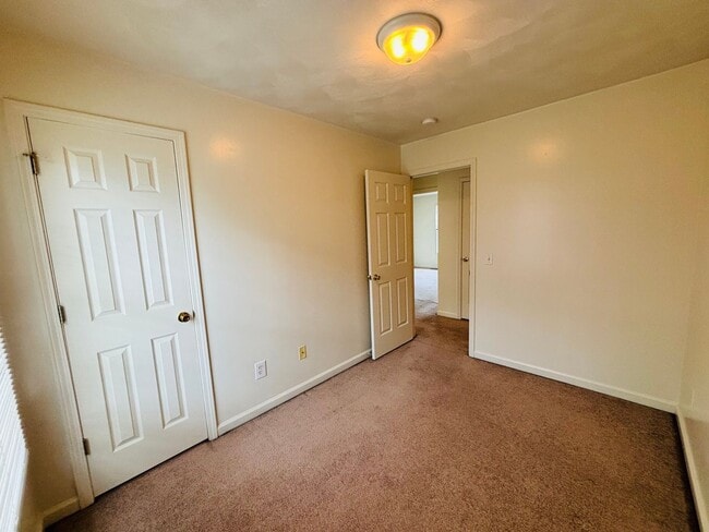 Building Photo - 3 Bedroom, 1.5 Bath Townhouse