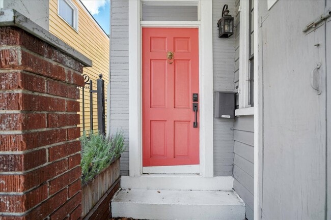 Building Photo - 237 Coming St