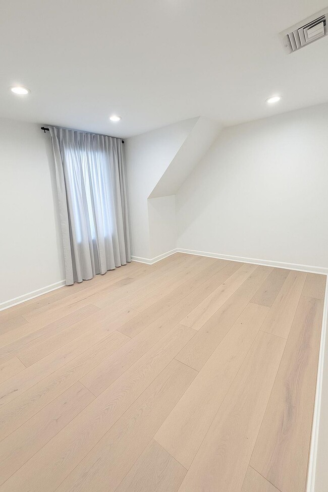 Building Photo - 996 Palisade Ave