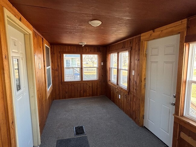 Building Photo - Updated 2-Bedroom Home on the West End of Council Bluffs