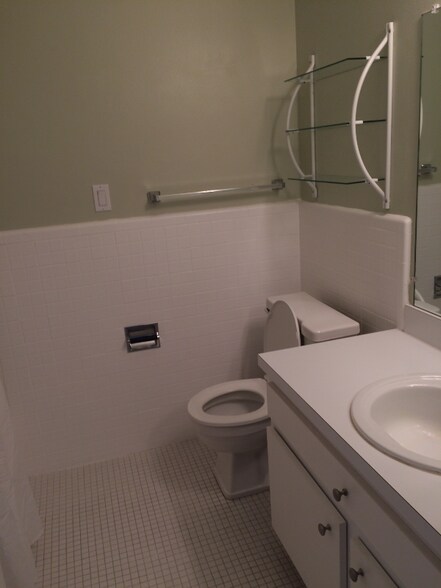 Building Photo - 542 Fox Hills Dr S