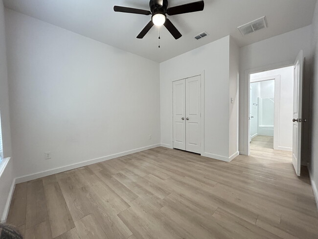 Building Photo - 5703 Kemper St