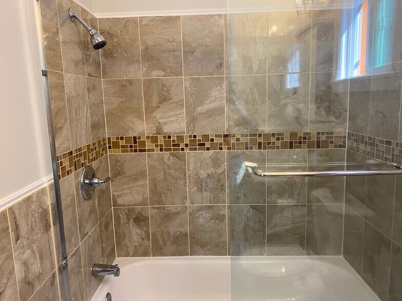Tub/shower - 2445 Harrington Ave