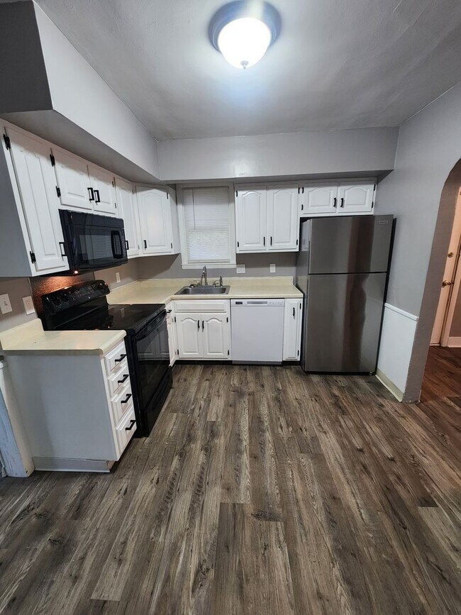 Building Photo - 612 S 8th St