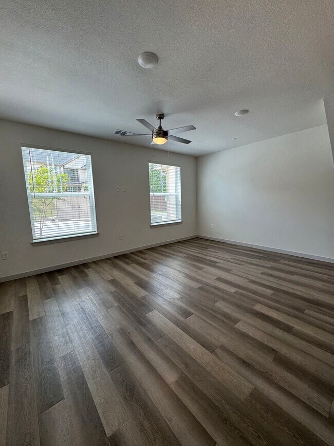 Building Photo - 1310 Southeast Pkwy