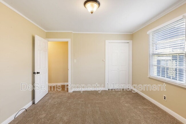 Building Photo - 922 Wedgewood Ave