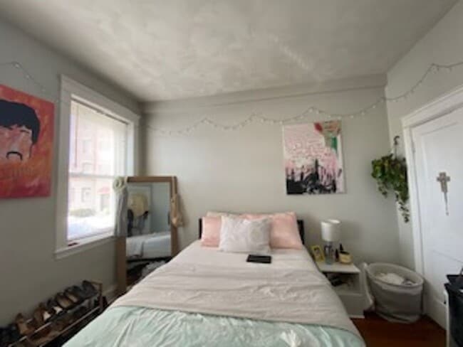 Building Photo - 2BR 1Bth unit. Heat/Hot Water included. Great location!