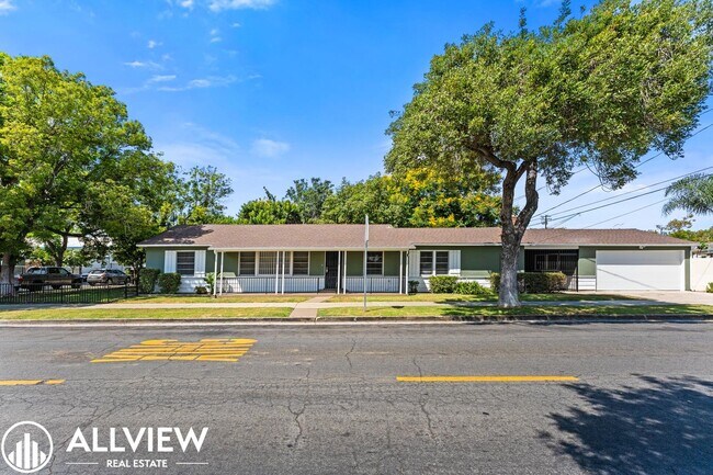 Building Photo - Stylishly Renovated Santa Ana Gem – 4-Bedr...