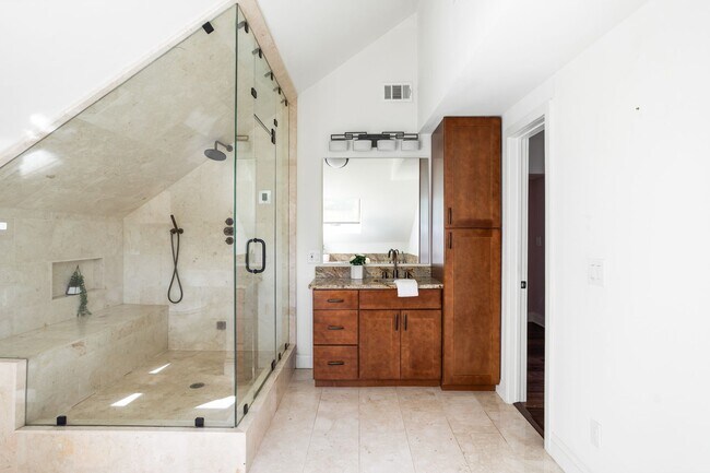 Building Photo - 5 Bed 5 Bath in Atlanta - Prime Location! ...