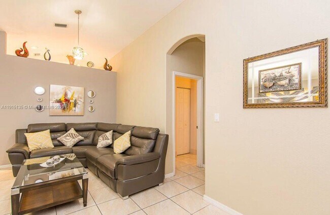 Building Photo - 1940 SE 14th Ct