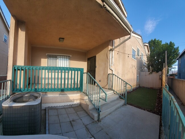 Building Photo - 319 W Duarte Rd