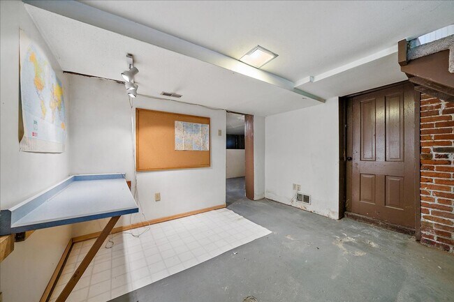 Building Photo - Beautiful 3 Bedroom Victorian Home, With B...