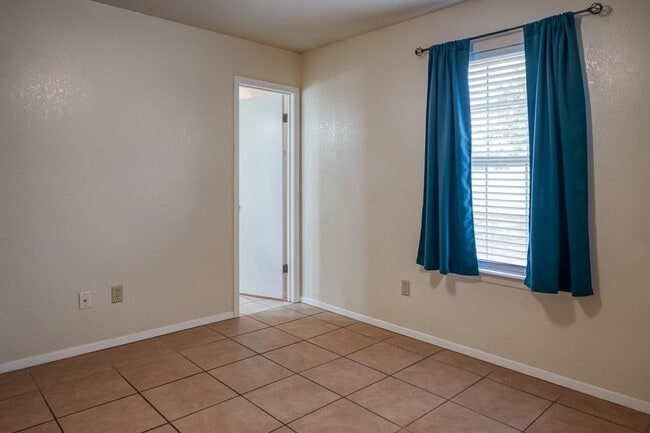 Building Photo - 718 Sage Dr
