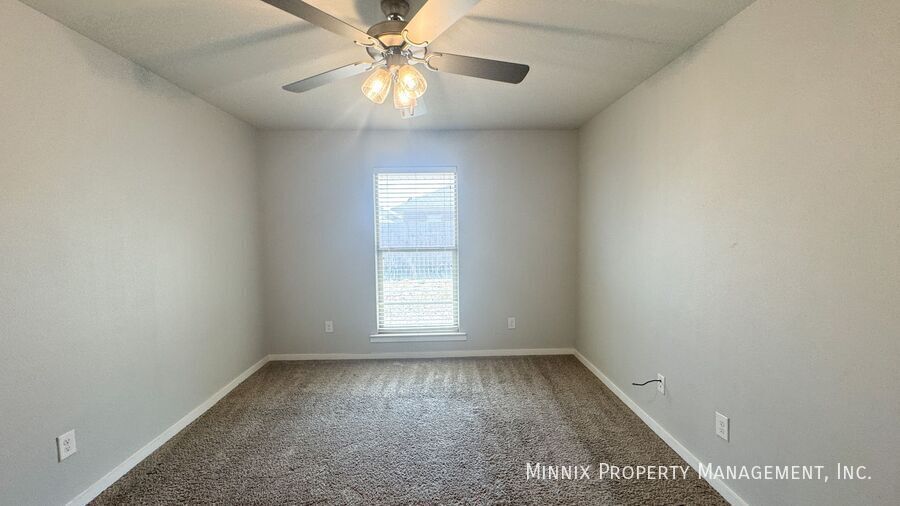 Building Photo - 2137 N Texas Ave