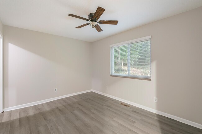 Building Photo - 7201 Dogwood Dr SW