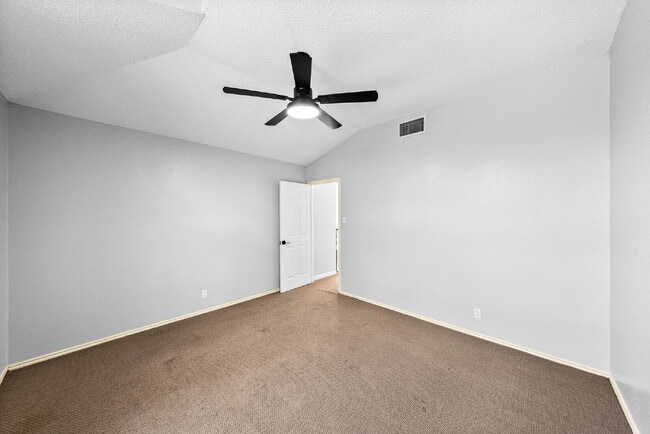 Building Photo - Spacious 4-Bedroom Rental in Autumn Ridge ...