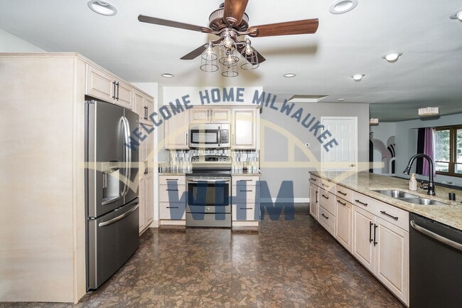 Building Photo - 17505 Royalcrest Dr