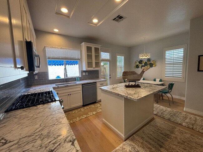 Building Photo - Beautiful 2 Story home in Carlsbad!