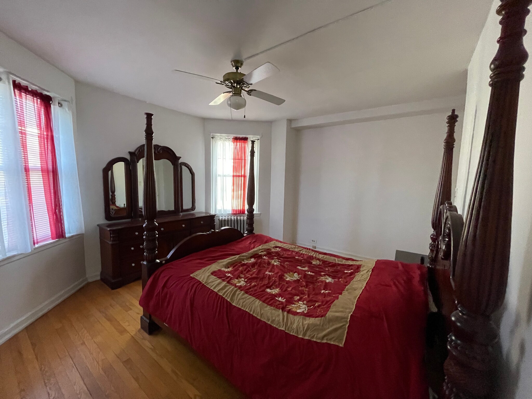 Master Bedroom - 6334 N Sheridan Rd