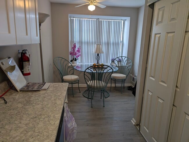 Building Photo - 38 River Bank Dr